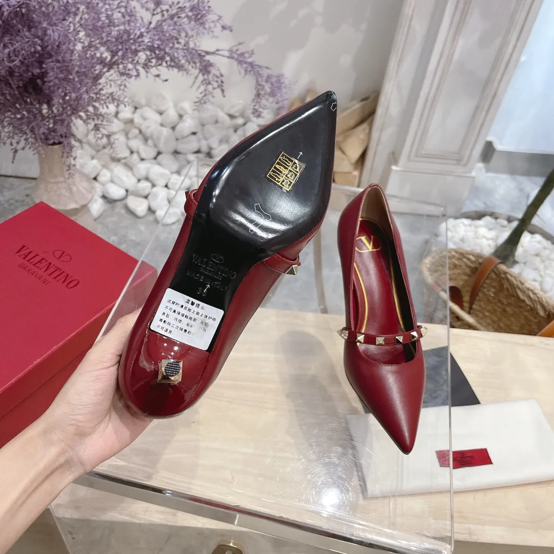 💕💕Factory direct selling price p440💕💕 Genuine leather sole +40 🆕Valentino. Valentino👑👑Latest series in the counter, the highest version, perfect details, very eye-catching catwalk series launched, V family’s hot rivet elements, luxurious and gorgeous! Various colors can be matched with beautiful clothes in spring and summer. There are many choices🎉🎉Exquisite and durable. It is copied at 1:1 of the original product. The upper foot is very pedicure-like. The key point is that it is very good and easy to control. It does not grind the feet and does not tire the feet. It is a walking artifact. The last shape is completely compared to the counter. The details are perfect. Without the original version, it would not be so exquisite! (Note! The heel shape and height are exclusively molded according to the original version, and are not randomly substituted by the market🐂) The color and texture of the fasteners are consistent with the original version! 🔺Fabric: Imported sheepskin, 🔺Lining: According to the original high-gloss imported sheepskin lining 🔺6 colors to choose from: black ➕black belt, black ➕white belt, pink, burgundy, white, apricot 🔺Number of yards: 35 to 42 yards (42 yards are not exchanged) 🔺Heel height: 7cm Rubber sole Genuine leather sole +40